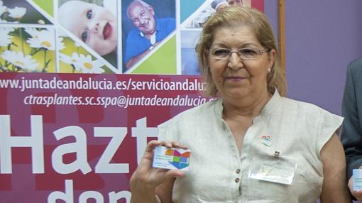 María Luisa Sarmiento posa con su carné de donante del Servicio Andaluz de Salud