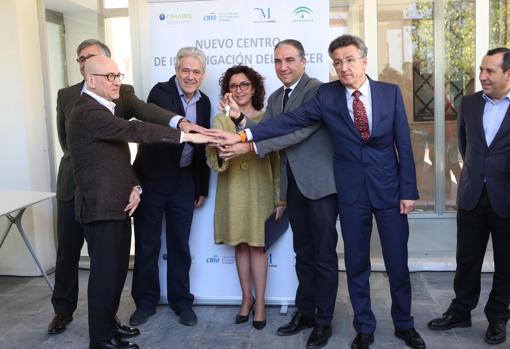 Entrega de las llaves del edificio donde irá el centro de investigación