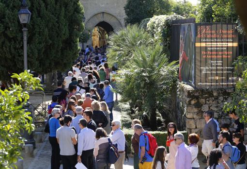 Cola para acceder al Alcázar de los Reyes Cristianos de Córdoba