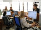 Profesionales sanitarios atendiendo usuarios en el centro de salud Los Bermejales, en Sevilla