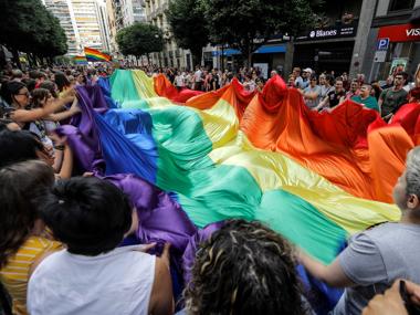 Manifestantes convocados por el orgullo gay en una concentración organizada por colectivos LGTBI