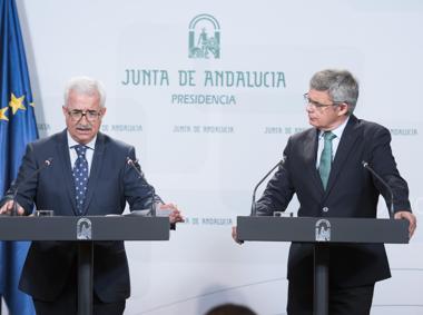 El vicepresidente de la Junta, Manuel Jiménez Barrios, junto al portavoz del Ejecutivo andaluz, Juan Carlos Blanco, durante la rueda de prensa de este jueves