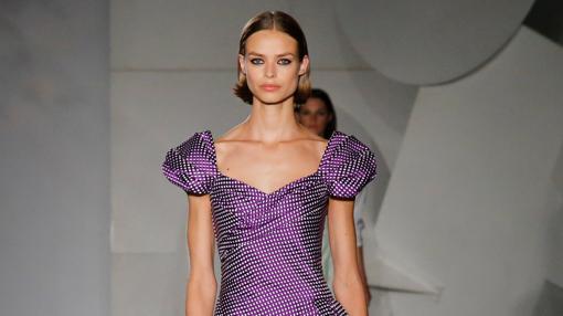 Modelo luciendo un diseño de la Colección Primavera-Verano 2018 de Carolina Herrera