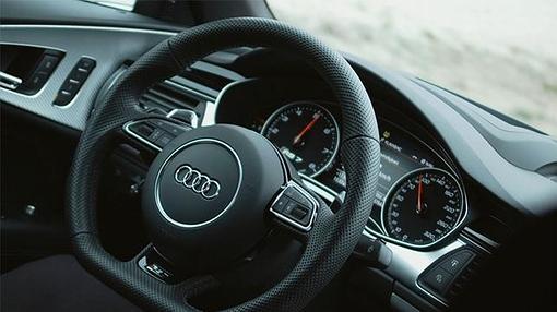 El volante del Audi RS7 gira según le dicta el sistema de conducción autónoma