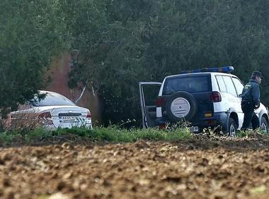 Agente de la Guardia Civil custodiando la entrada de la casa de la víctima en 2015