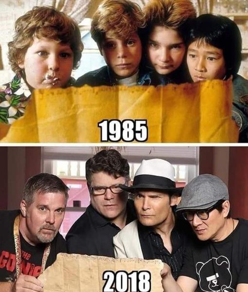 Los protagonistas de «Los Goonies» emulando, junto a un fan, una escena de la cinta -