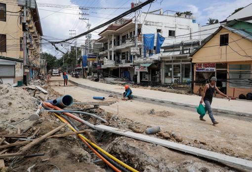 Vista de una calle en obras en la isla de Boracay