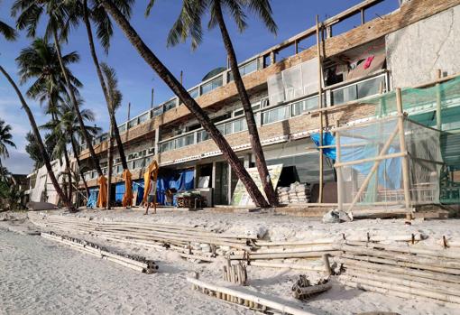 Vista de un complejo hotelero en obras en la isla de Boracay