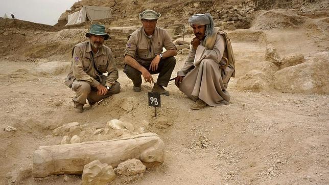 Arqueólogos españoles descubren en Luxor el sarcófago intacto de un niño
