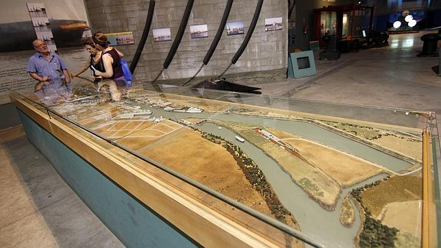 Una gran maqueta muestra la zona donde luego se construyó la nueva esclusa