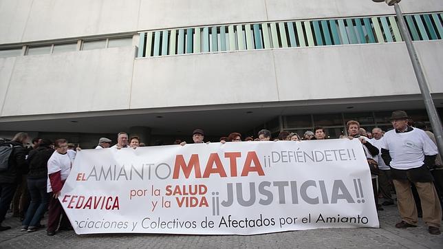 Afectados por diversas enfermedades ayer ante la puerta de los juzgados