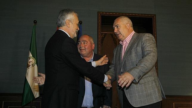 Griñán, junto a Carbonero (CC.OO.) y Pastrana (UGT)
