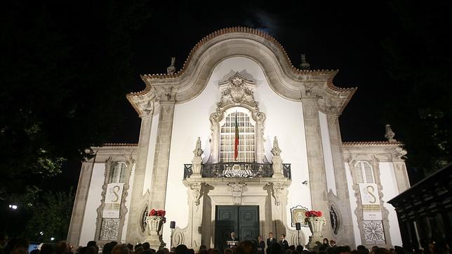 Fachada principal iluminada del Pabellón de Portugal