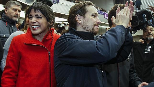 El líder de Podemos, Pablo Iglesias, de espaldas a la eurodiputada andaluza Teresa Rodríguez