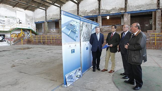 El alcalde de Córdoba, José Antonio Nieto, visita el Pabellón de la Juventud