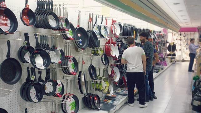 Sección de juegos de sarténes en un comercio de Guadix
