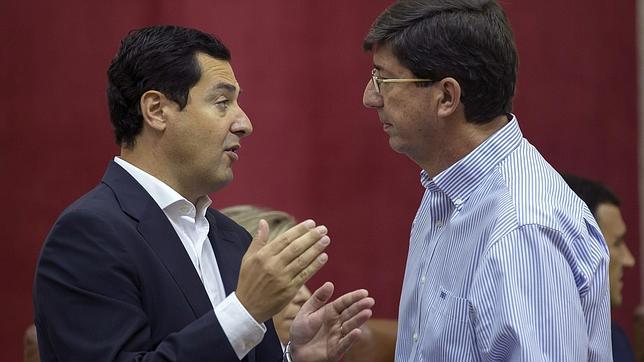Juanma Moreno, del PP y Juan Marín, de C´s, en el Parlamento