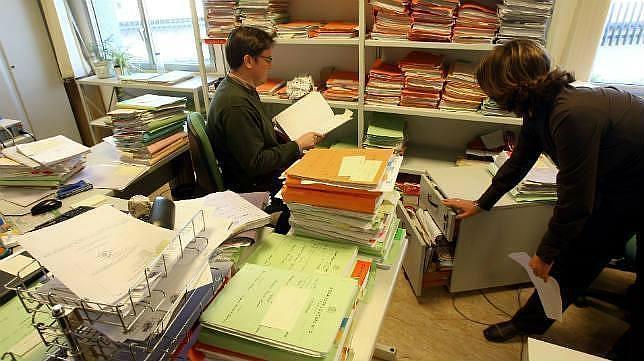 Funcionarios de Justicia apilando expedientes en cajas
