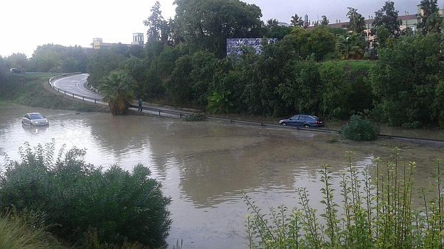 La carretera que une San Juan de Aznalfarache y Sevilla, frente al Hotel Alcora