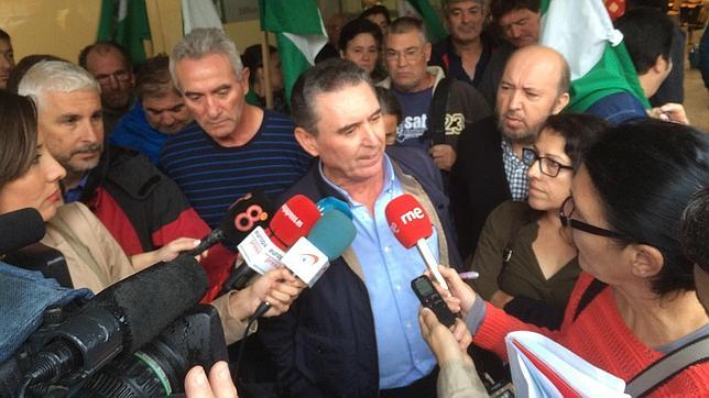 Miembros del SAT atienden a los medios en presencia de Diego Cañamero y Mari García