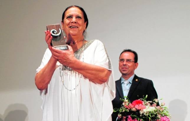 La actriz Terele Pávez muestra emocionada el premio