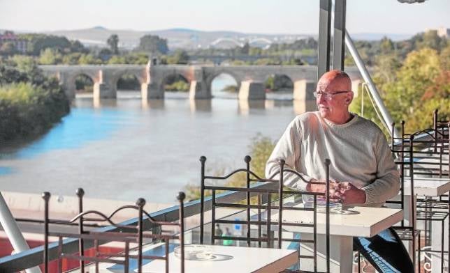 Carlos Fernández, el pasado miércoles en una terraza sobre el río Guadalquivir
