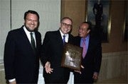 Manuel Ramírez Fernández de Córdoba, ganador de la II edición del «Joaquín Romero Murube», con el alcalde de Sevilla, Alfredo Sánchez Monteseirín y el torero Curro Romero