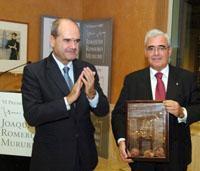 El presidente la Junta de Andalucía, Manuel Chaves, aplaude a Carlos Colón, tras entregarle el VI Premio Joaquín Romero Murube./J. M. SERRANO