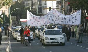 Los taxistas volverán a colapsar Sevilla el lunes durante todo el día. RAÚL DOBLADO