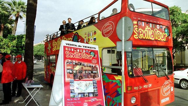 El bus turístico amplía recorrido por Macarena, Casco Histórico y Triana