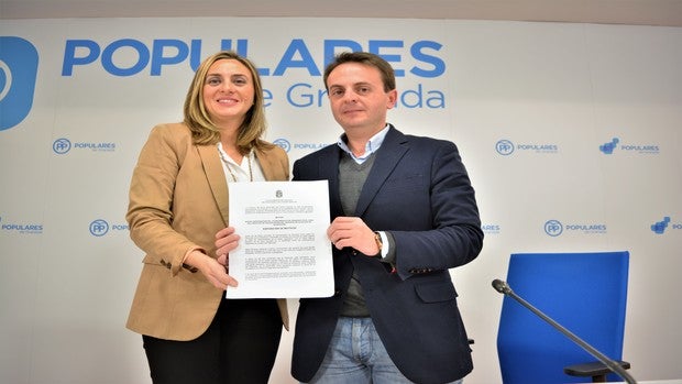 Los populares Marifrán Carazo y Juan Antonio Fuentes muestran la moción que se debatirá en el pleno de Granada.