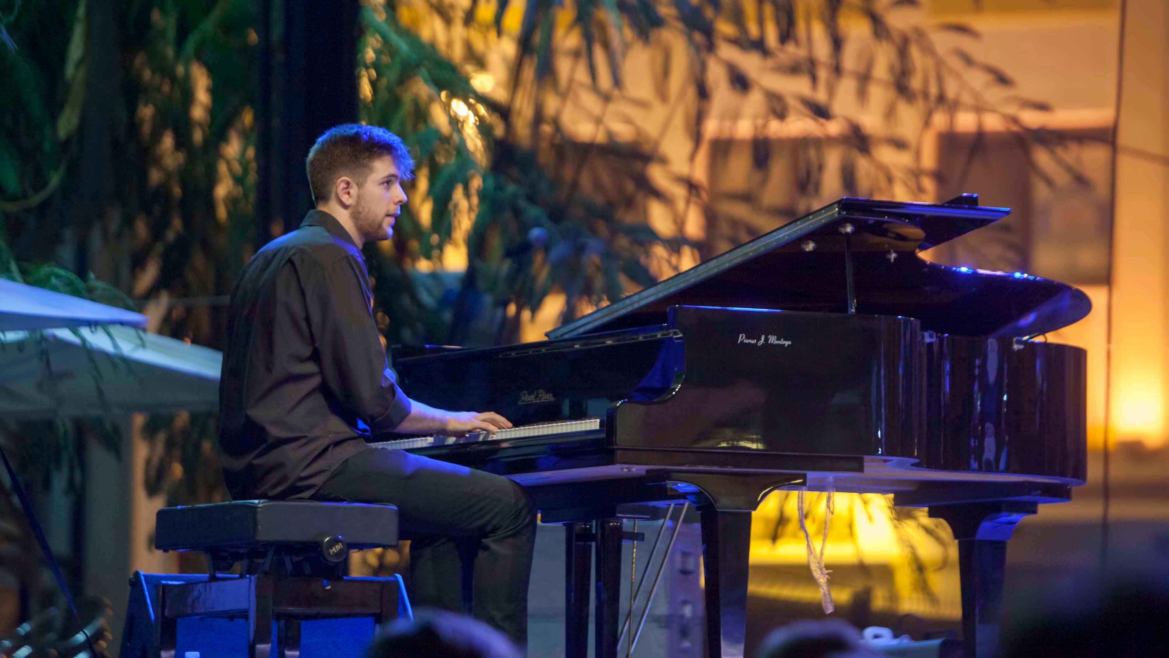 El utrerano Andrés Barrios es un enamorado del mundo del piano