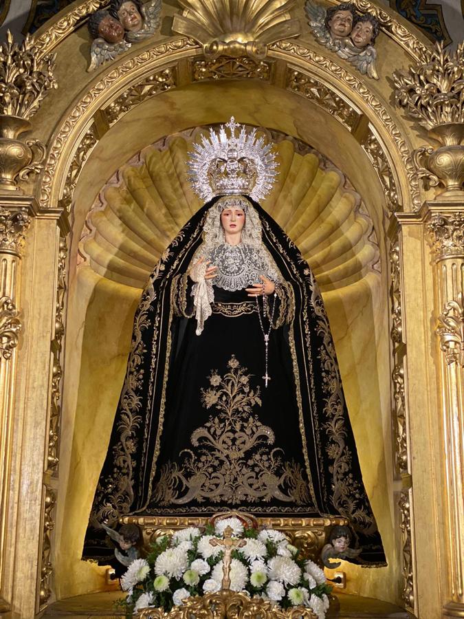 maria de luto en la cruz