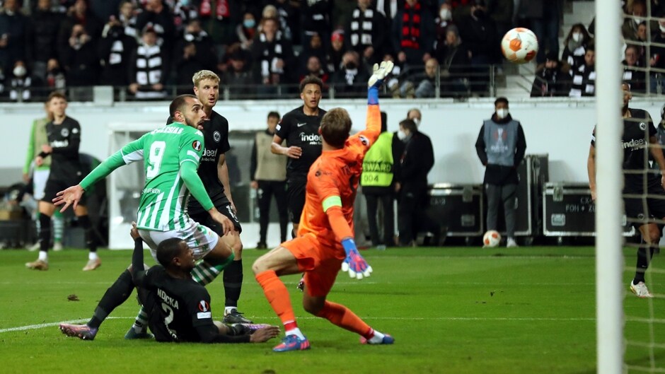 Instante en el que Borja Iglesias marca el gol con el que el Betis empató la eliminatoria ante el Eintracht