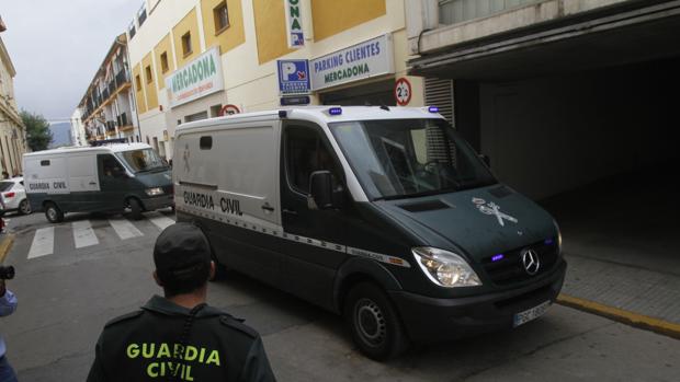 Dos furgonetas de la Guardia Civil acceden a los juzgados de Peñarroya