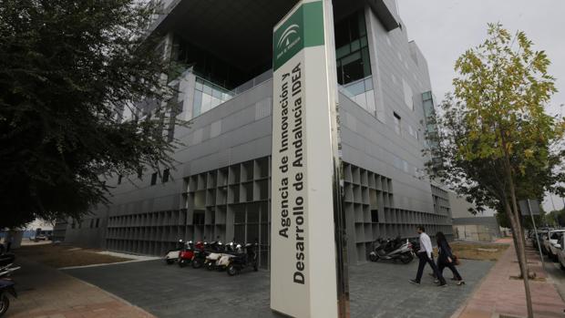 Fachada del edificio principal de la Agencia IDEA, en la Cartuja de la capital hispalense