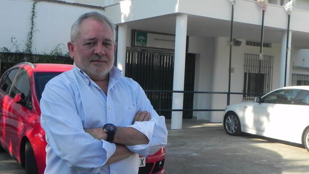 Andrés Ocaña posa frente al colegio donde impartió clases tras dejar la actividad política
