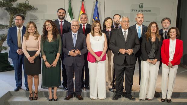 El Gobierno andaluz al completo tras la toma de posesión de los nuevos consejeros