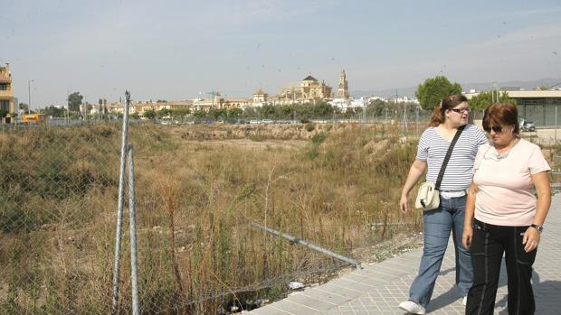 Dos personas pasan junto al solar del Palacio del Sur