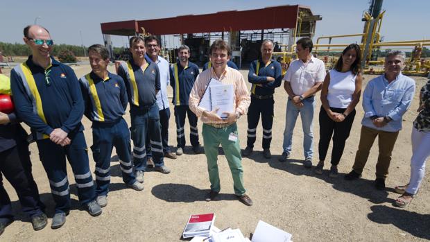 Francisco Velasco, director del Proyecto Marismas, con los estudios sísmicos de esta iniciativa.
