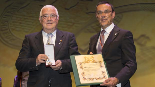 Abel Moreno, a la izquierda, recibiendo la medalla de oro de la provincia de Huelva