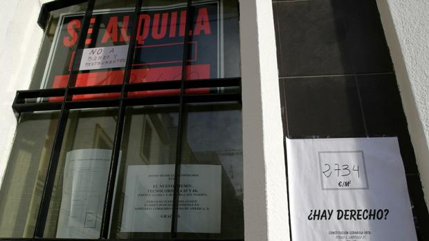 Un cartel de alquiler junto a otro que se queja del precio de los mismos en Córdoba