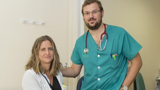 Los doctores Francisco Muñoz y Cristina Borrachero en la consulta del Hospital de Huelva