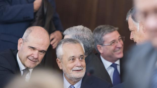 Manuel Chaves (i) y José Antonio Griñán (c), saludan a José Antonio Viera (d)