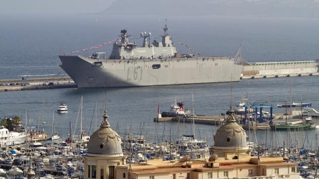 El portaaeronaves "Juan Carlos I», atracado en el puerto de AlicAnte en 2012