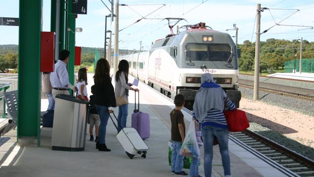 Varias personas esperan al AVE en las vías de Córdoba