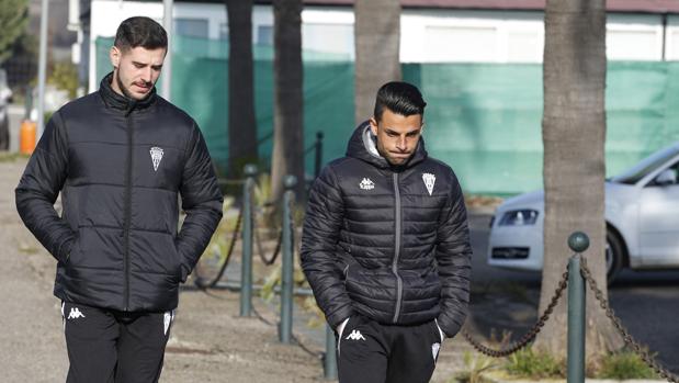 Jorge Romero (derecha) llega a la Ciudad Deportiva acompañado de Salva Romero
