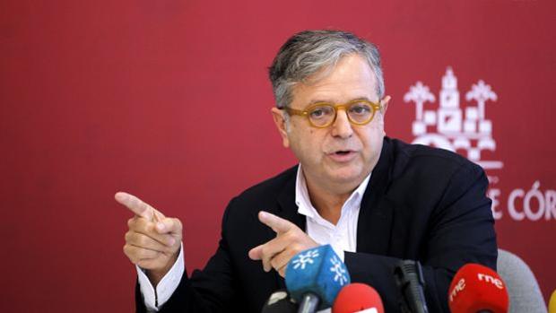 Salvador Fuentes, durante una rueda de prensa en el Ayuntamiento de Córdoba