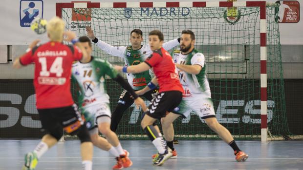 El portero del Ximénez Álvaro de Hita, al fondo, en el partido de Copa ante el Granollers