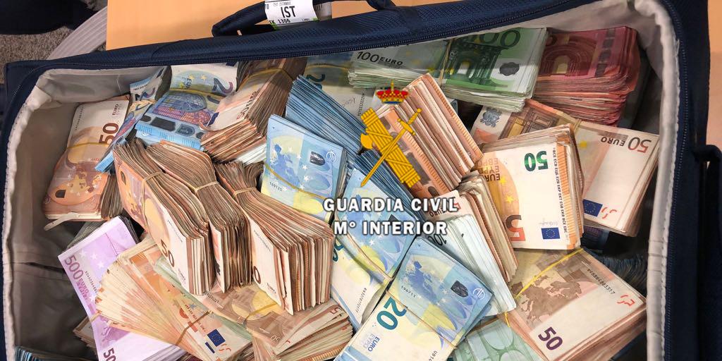 Llevaba 705.000 euros en efectivo en dos maletas a Turquía